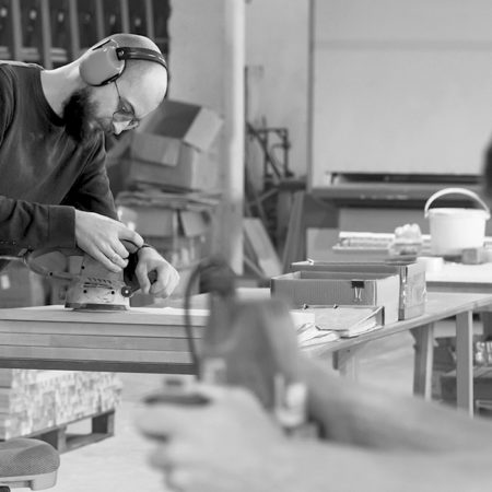 agencement atelier production menuiserie plaquage noir