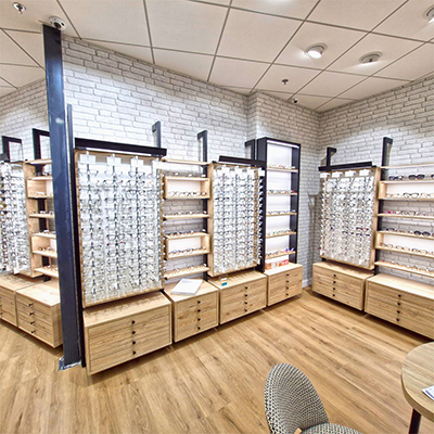 agencement magasin opticien mise en valeur montures sarthe